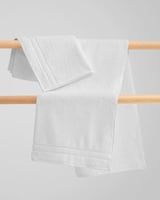 طقم من منشفتين كلاسيك بلون أبيض