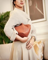 شنطة نسائية بحجم صغير لكل يوم بلون بني