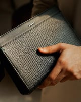 شنطة لاطلالتك العملية باللون الأسود.