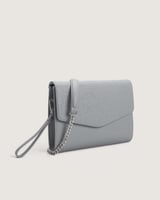 شنطة نسائية من الجلد بلون رمادي.