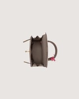 شنطة بلون بيج بحجم متوسط لكل يوم