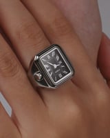 ساعة الخاتم بتصميم مبتكر بلون فضي