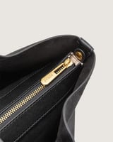 شنطة لفتة النسائية من المخمل بلون أسود