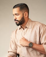 ساعة رجالية بسير من الجلد بلون بني.