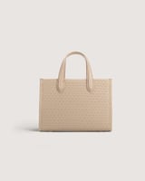 شنطة نسائية بحجم متوسط باللون البيج.