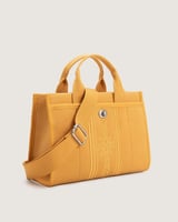 شنطة نسائية بحجم واسع بلون أصفر.