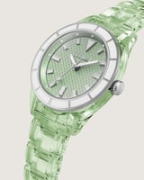 ساعة ذكرى نسائية لطلة مختلفة بسير أخضر شفاف