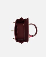 شنطة نسائية تعبر عن الأناقة العصرية بلون عودي