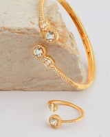 طقم نسائي مميز باللون الذهبي