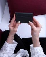 هدية نسائية من ساعة ومحفظة وميدالية