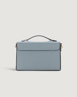 شنطة نسائية بتصميم أنيق بلون أزرق.