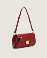 شنطة نسائية باللون العودي