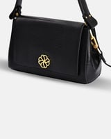 ‎ شنطة نسائية بتصميم عصري بلون أسود