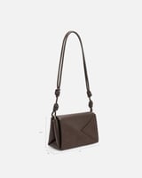 شنطة نسائية بتصميم عصري وخفيف بلون بني