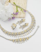 طقم نسائي زركون مميز بلون فضي وذهبي