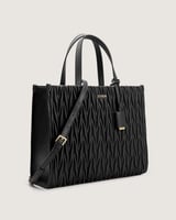 شنطة نسائية بلون أسود بمقاس يناسب اطلالة كل يوم