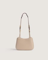 شنطة ثُريا بلون بيج بحجم صغير لكل يوم.