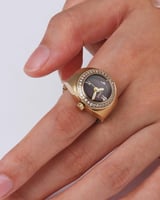 ساعة الخاتم النسائية بتصميم ملفت بلون ذهبي