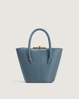 شنطة بلون أزرق بحجم صغير لكل الأوقات.