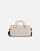 شنطة مميزة بتفاصيل أنيقة باللونين الأبيض والأسود