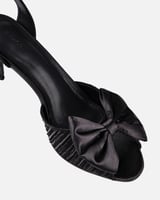 حذاء كعب نسائي بتصميم أنيق بلون أسود