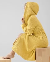 روب استحمام أنيق باللون الأصفر