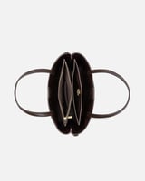 شنطة نسائية تتكلم بلغة الأناقة بلون بني