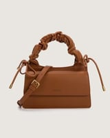 شنطة نسائية بتصميم مميز بلون بني