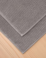 طقم من منشفتين للأرض بلون رمادي