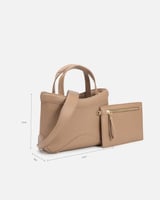 شنطة تعبر عن الأناقة ببساطة بلون بني