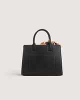 شنطة نسائية متوسطة باللون الأسود.