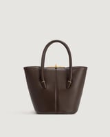 شنطة بلون بني بحجم صغير لكل الأوقات.