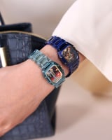 ساعة صفا النسائية شفافة بلون أزرق