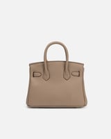 شنطة نسائية بتصميم راقي يناسب كل إطلالاتك بلون بني