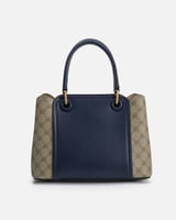 شنطة نسائية باللون الأزرق