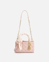 شنطة نسائية تعبر عن الرقي بلونها الوردي