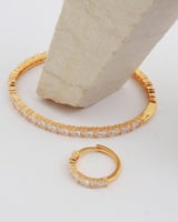 طقم نسائي أنيق باللون الذهبي