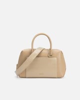 شنطة نسائية لإطلالتك اليومية باللون البني.