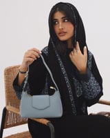 شنطة نسائية متوسطة الحجم بلون أزرق فاتح