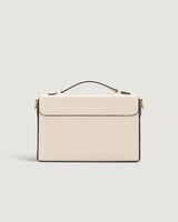 شنطة نسائية بتصميم أنيق بلون بيج.