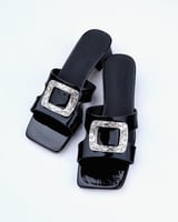 حذاء نسائي مميز باللون الأسود