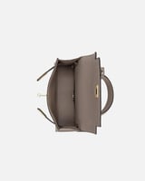 شنطة نسائية لكل امرأة تهتم بالتفاصيل باللون البني