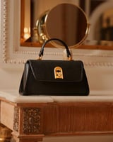 شنطة نسائية بلون أسود بحجم متوسط لكل الأوقات