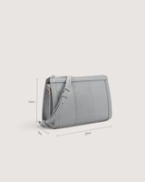 شنطة نسائية بحجم صغير باللون الأزرق.