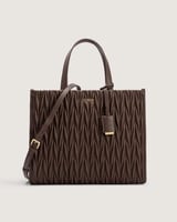 شنطة نسائية بلون بني بمقاس يناسب اطلالة كل يوم