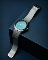 ساعة رجالية بسير شبكي بلون فضي