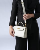 شنطة سُمو النسائية متوسطة الحجم بلون أسود.