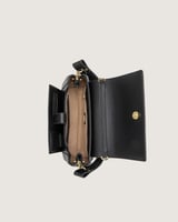 شنطة بلون أسود لكل سيدة تعرف ان التميز أناقة.