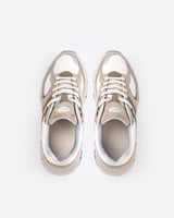 حذاء نسائي رياضي أنيق بلون بيج