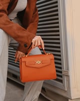 شنطة سُمو النسائية متوسطة الحجم بلون بني